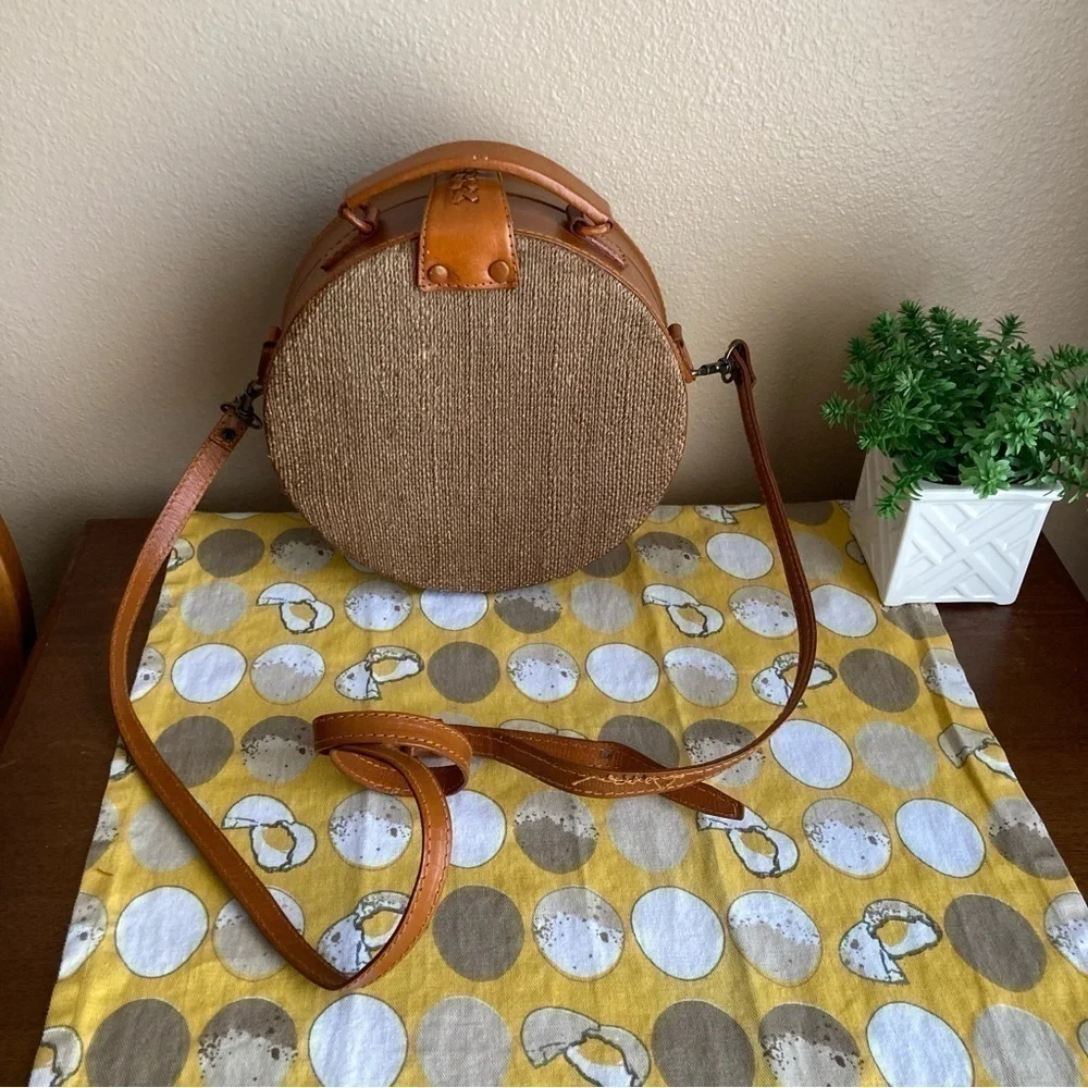 Vintage look round canteen crossbody purse